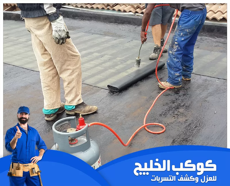 افضل شركة عزل اسطح في الشارقة | 0567121544 | كوكب الخليج رجل يعمل على سطح مبنى، مستخدماً خرطوماً للعزل المائي، وهو يمثل شركة لعزل الأسقف في الشارقة.